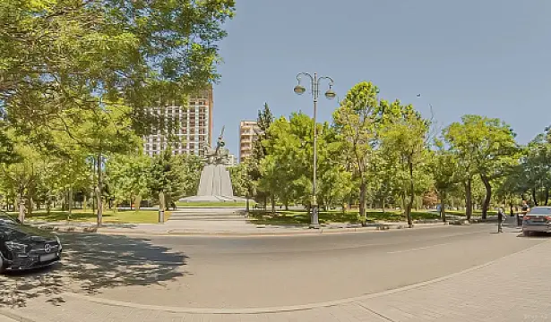 Satılır 4 otaqlı mənzil 182 m²