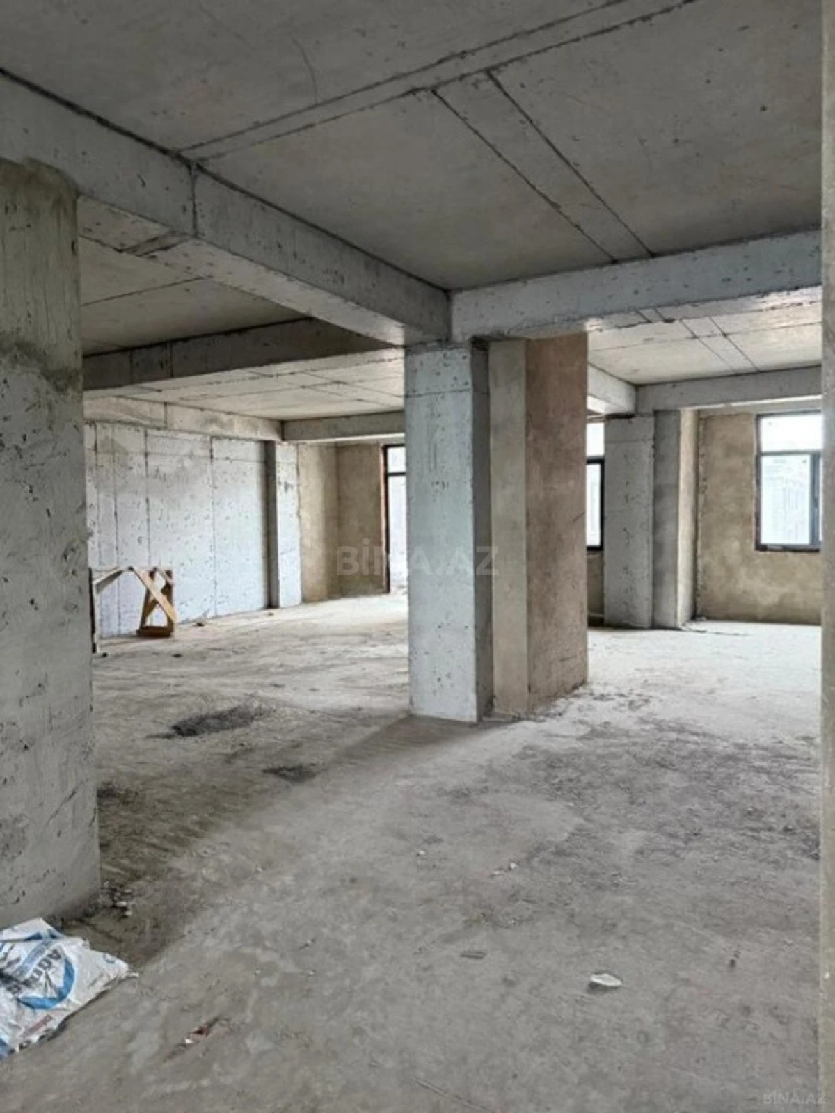 Satılır 4 otaqlı mənzil 182 m²