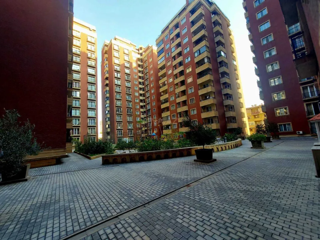Satılır 4 otaqlı mənzil 226 m²