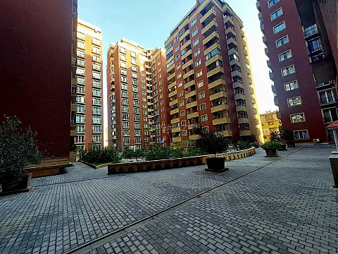 Satılır 4 otaqlı mənzil 226 m²