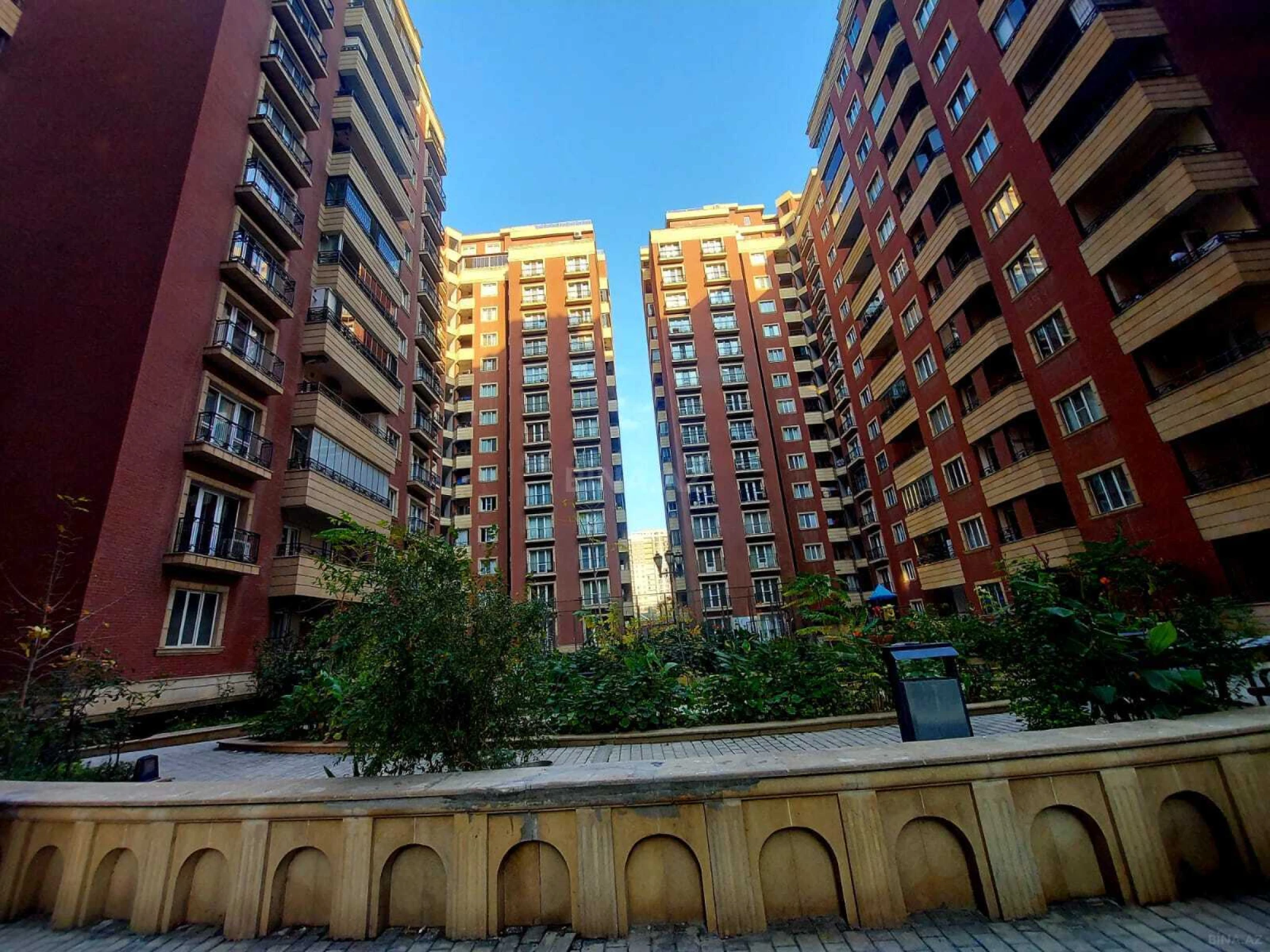Satılır 4 otaqlı mənzil 226 m²