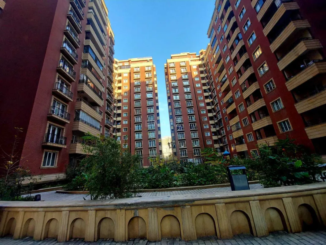 Satılır 4 otaqlı mənzil 226 m²