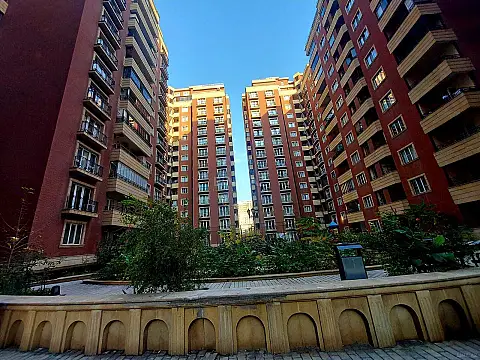 Satılır 4 otaqlı mənzil 226 m²