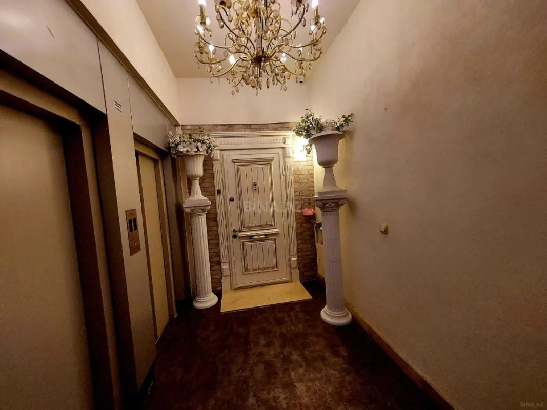 Satılır 4 otaqlı mənzil 226 m²