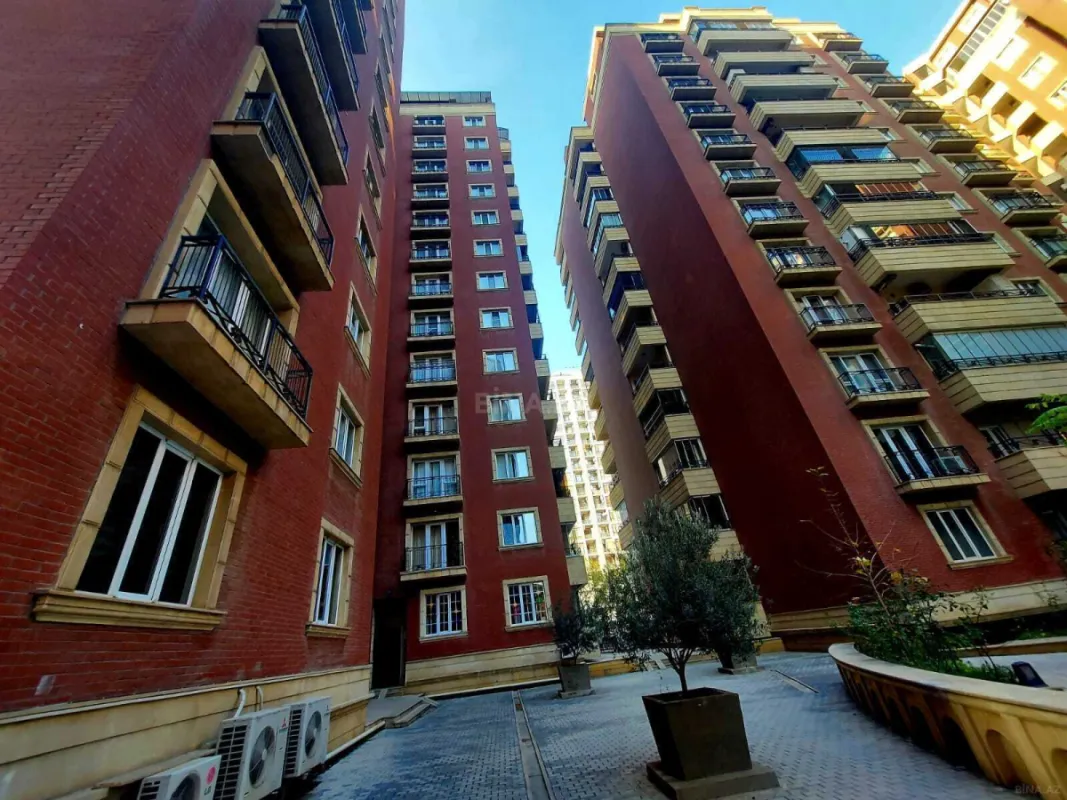 Satılır 4 otaqlı mənzil 226 m²