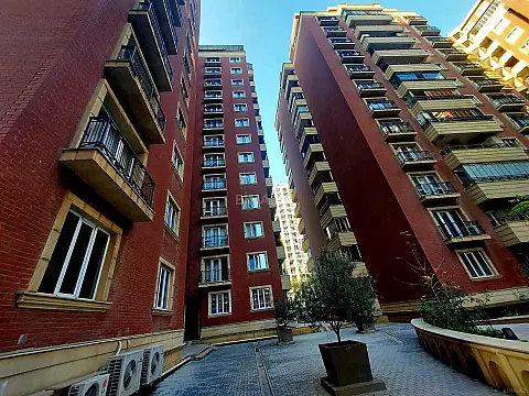 Satılır 4 otaqlı mənzil 226 m²