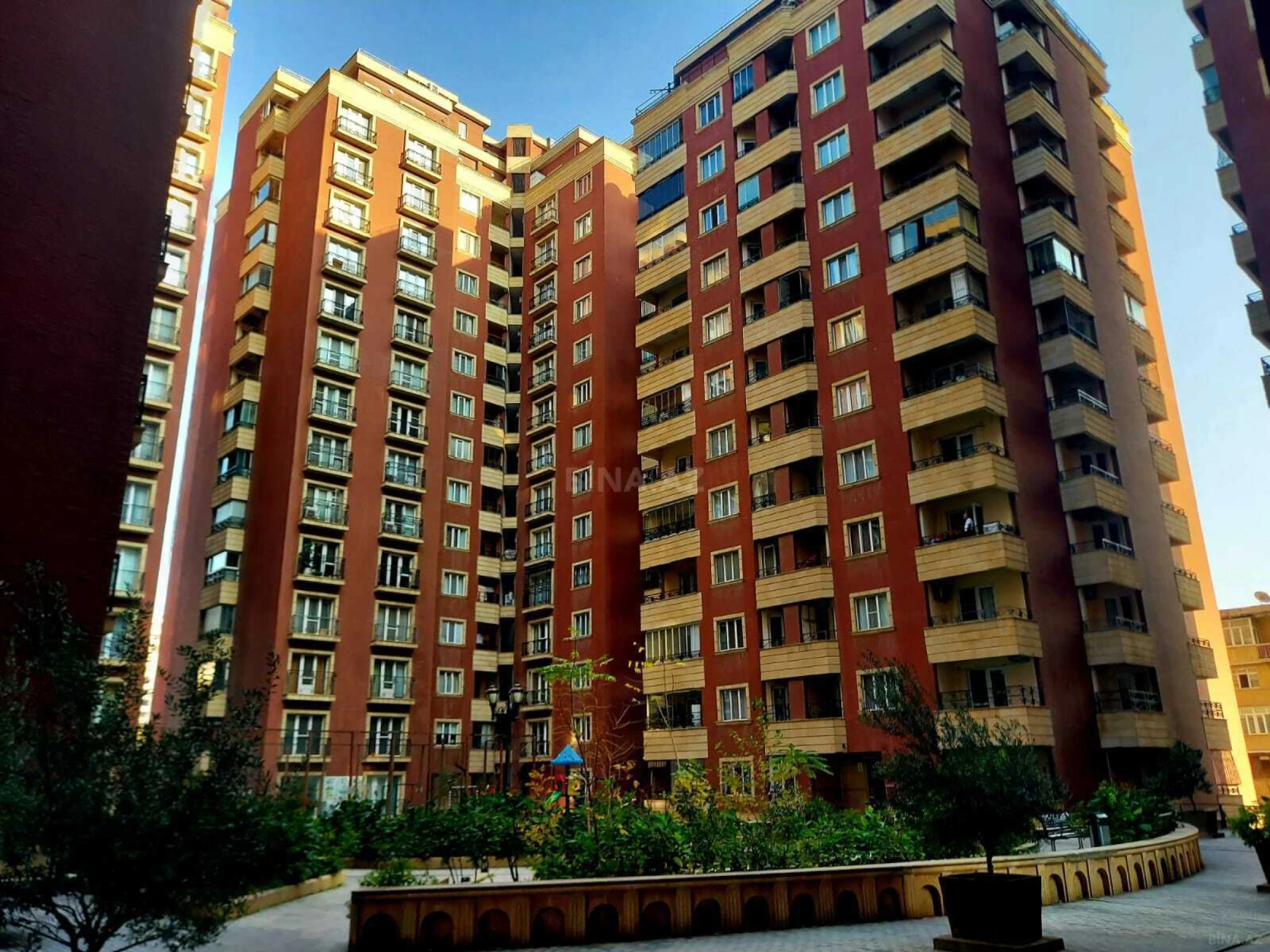Satılır 4 otaqlı mənzil 226 m²