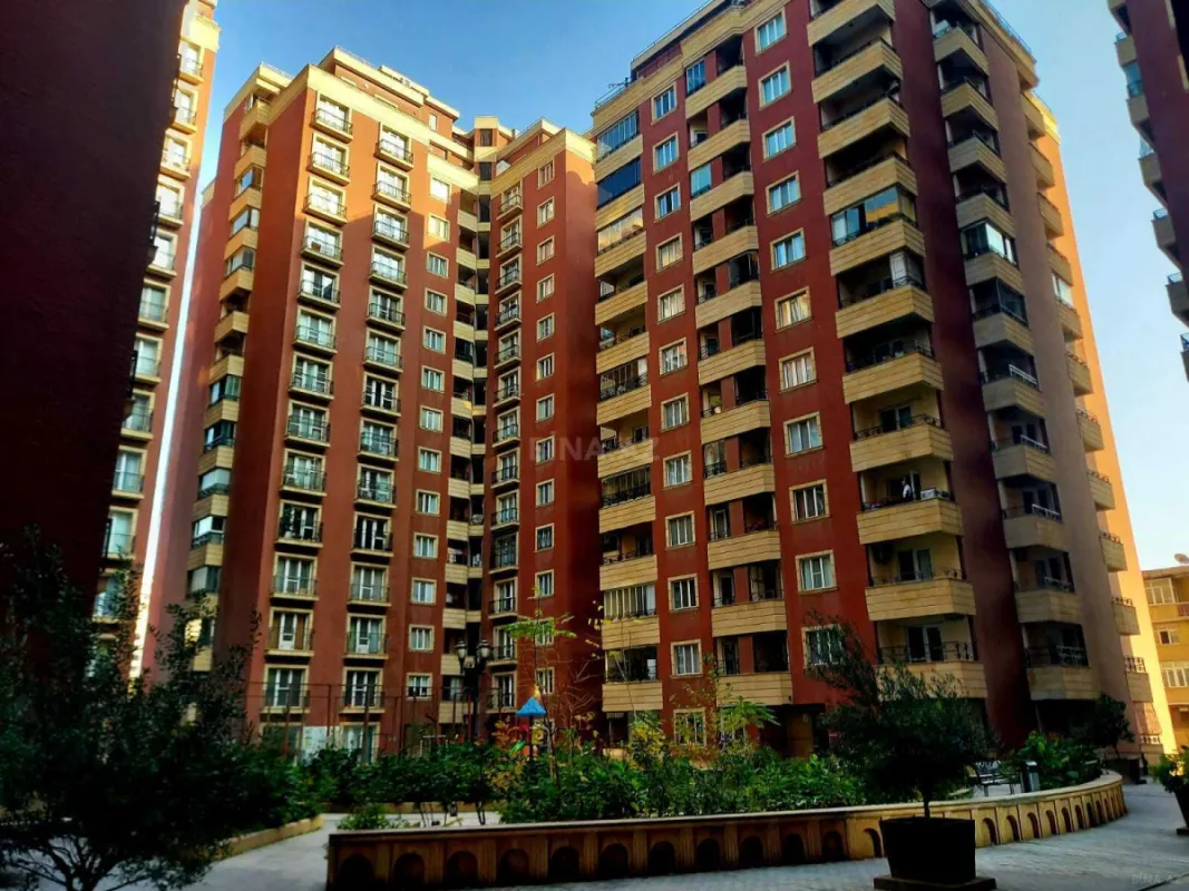 Satılır 4 otaqlı mənzil 226 m²