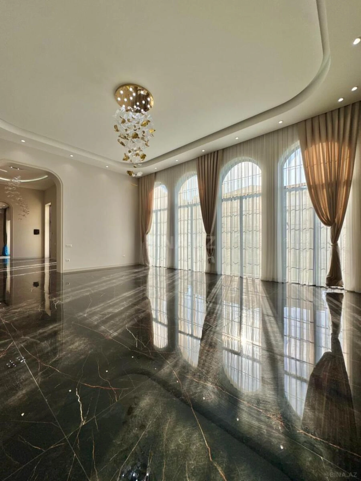 Satılır 5 otaqlı həyət evi 240 m²