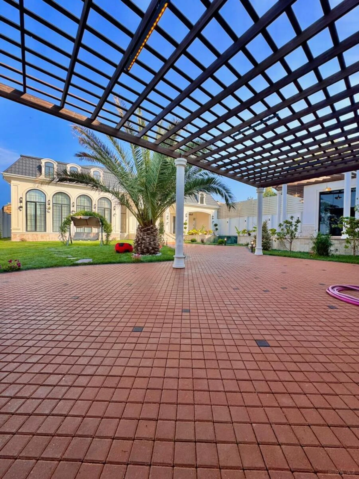 Satılır 5 otaqlı həyət evi 240 m²