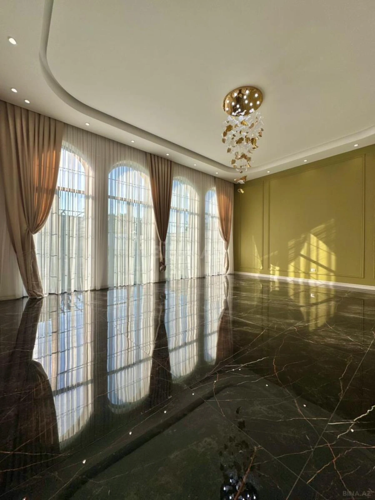 Satılır 5 otaqlı həyət evi 240 m²