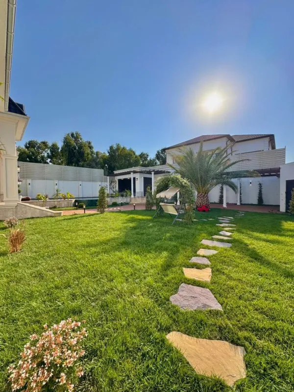 Satılır 5 otaqlı həyət evi 240 m²