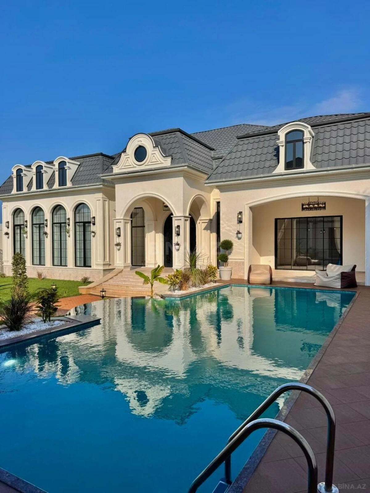 Satılır 5 otaqlı həyət evi 240 m²