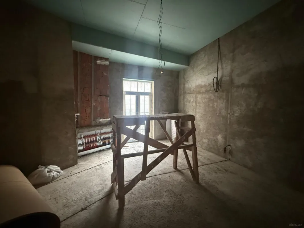 Satılır 4 otaqlı mənzil 174 m²