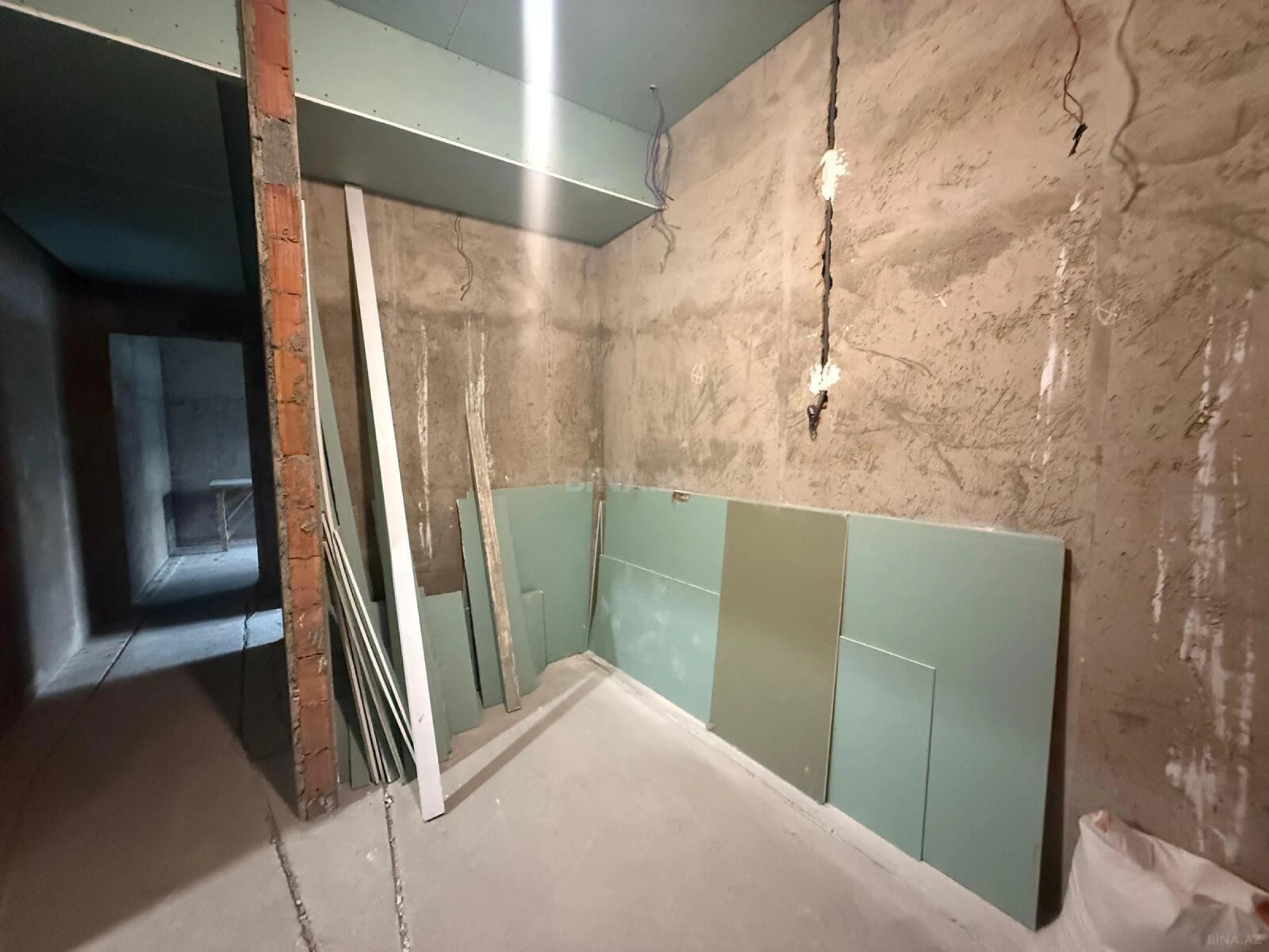 Satılır 4 otaqlı mənzil 174 m²