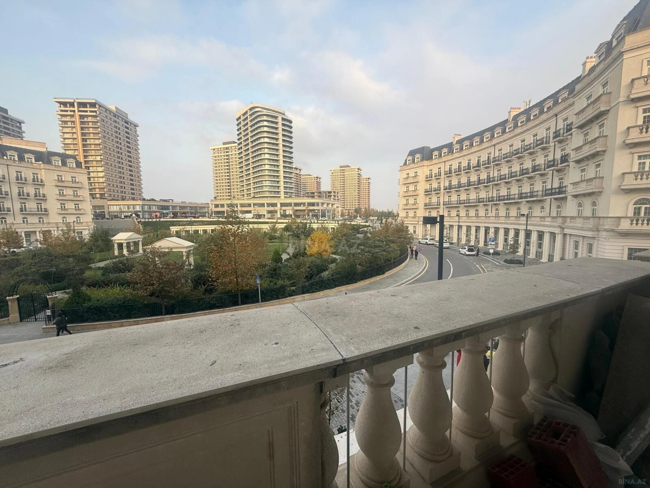 Satılır 4 otaqlı mənzil 174 m²