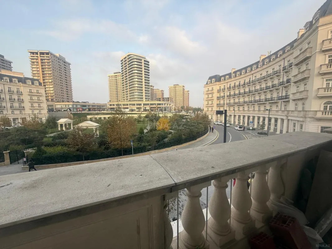 Satılır 4 otaqlı mənzil 174 m²
