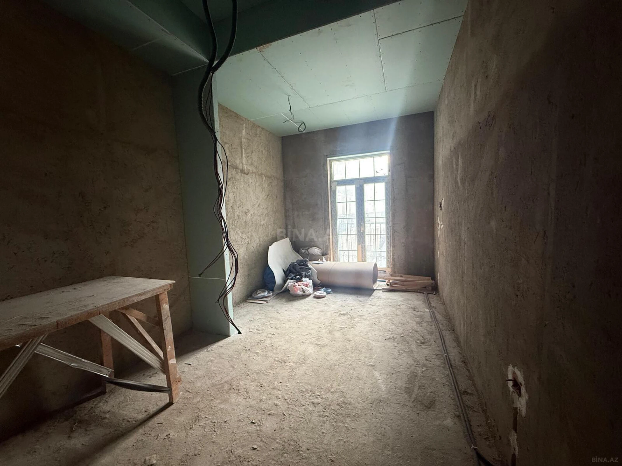 Satılır 4 otaqlı mənzil 174 m²