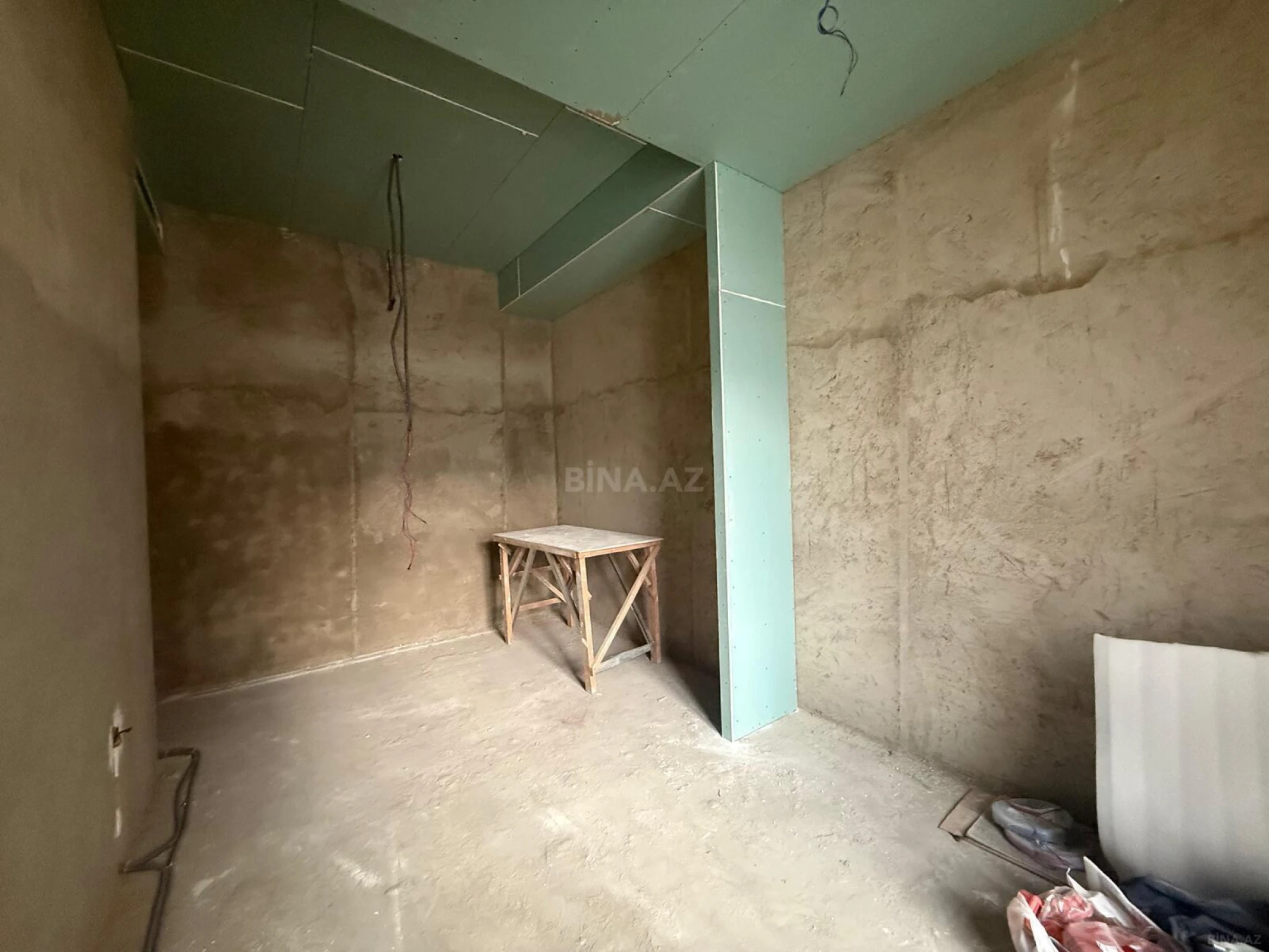 Satılır 4 otaqlı mənzil 174 m²