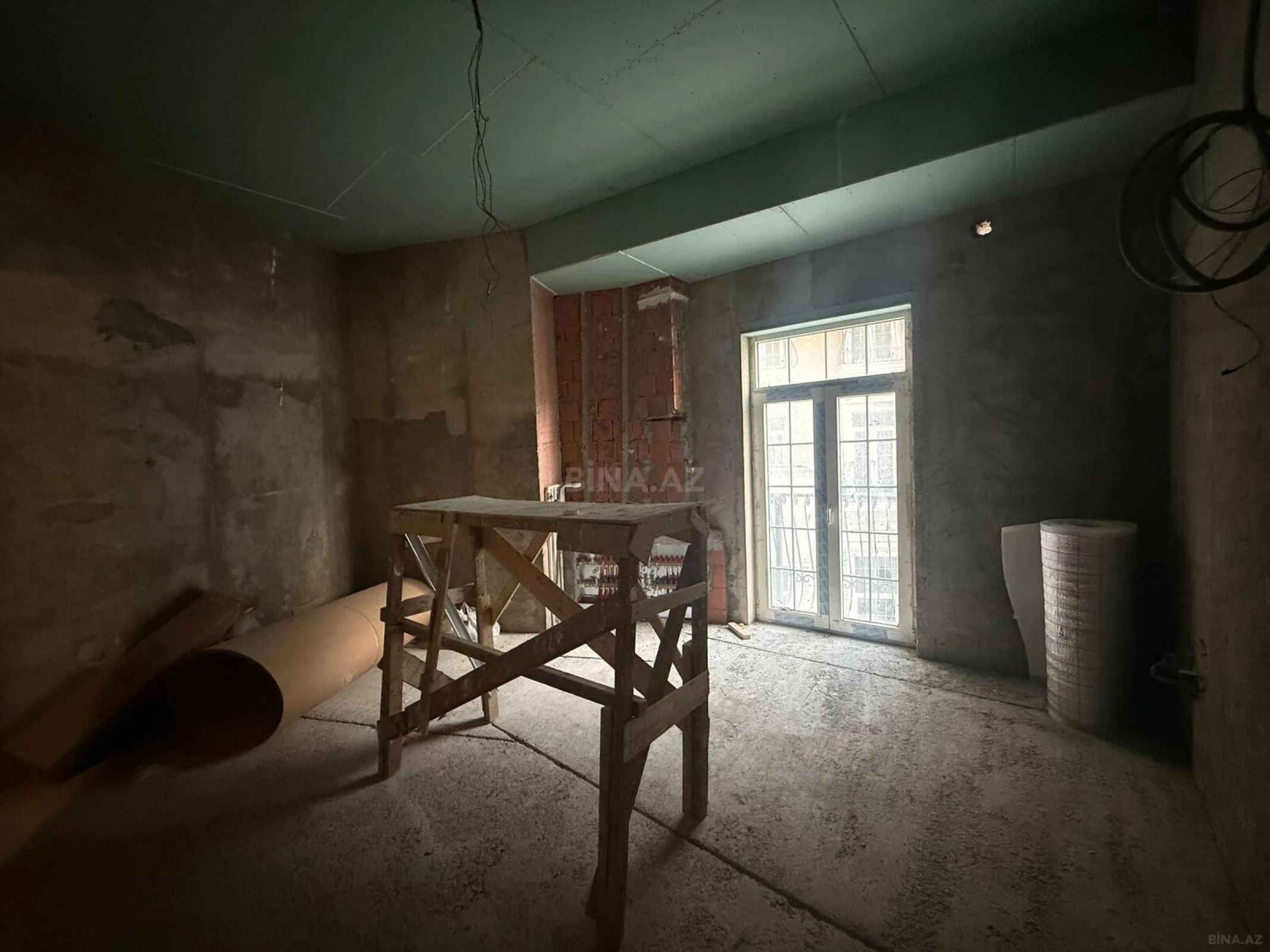 Satılır 4 otaqlı mənzil 174 m²