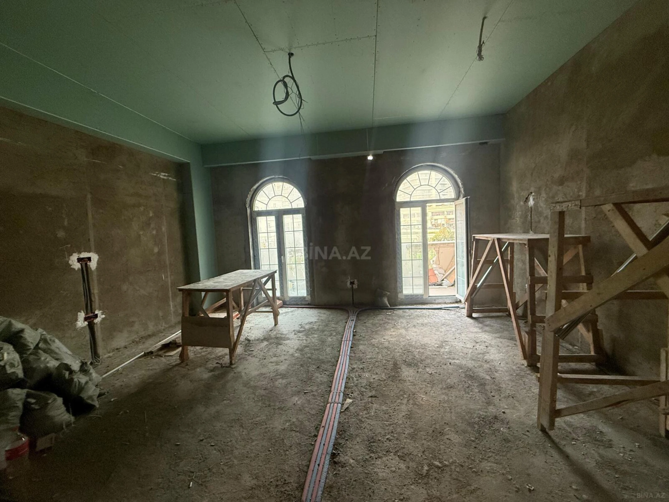 Satılır 4 otaqlı mənzil 174 m²