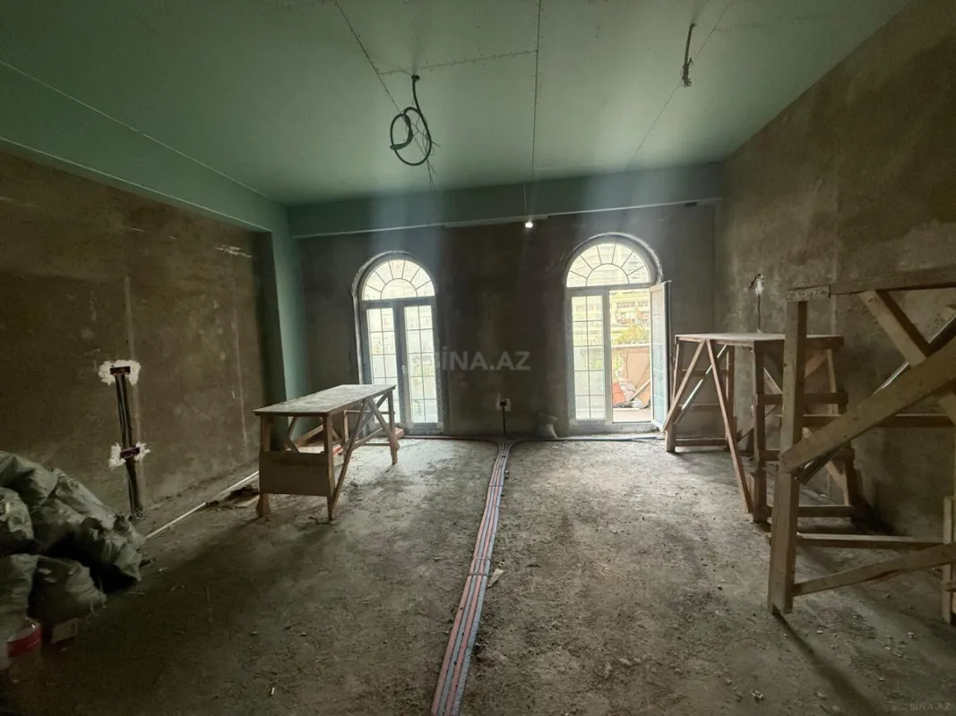 Satılır 4 otaqlı mənzil 174 m²