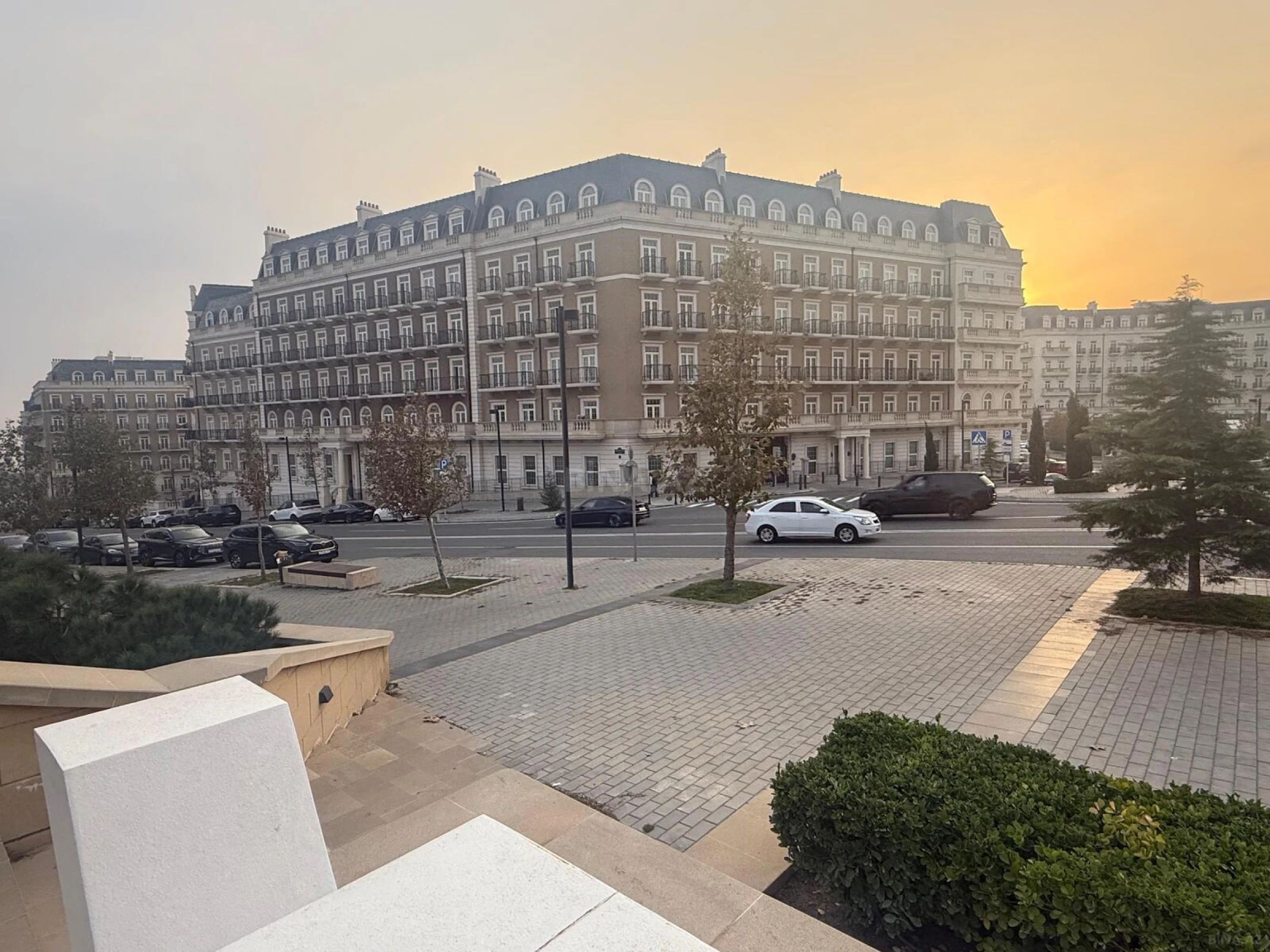 Satılır 4 otaqlı mənzil 174 m²