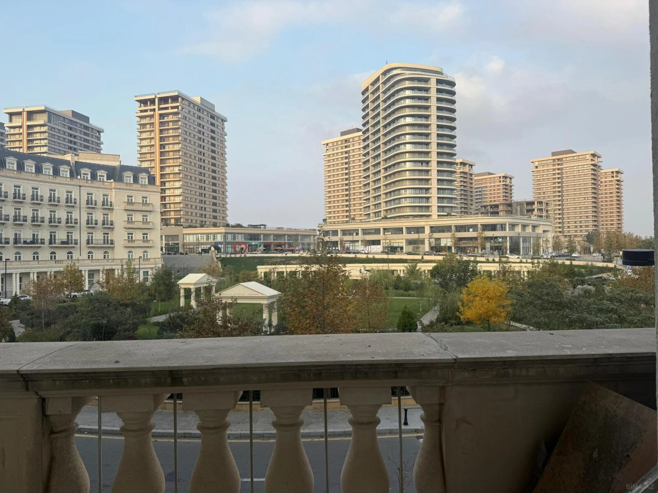 Satılır 4 otaqlı mənzil 174 m²