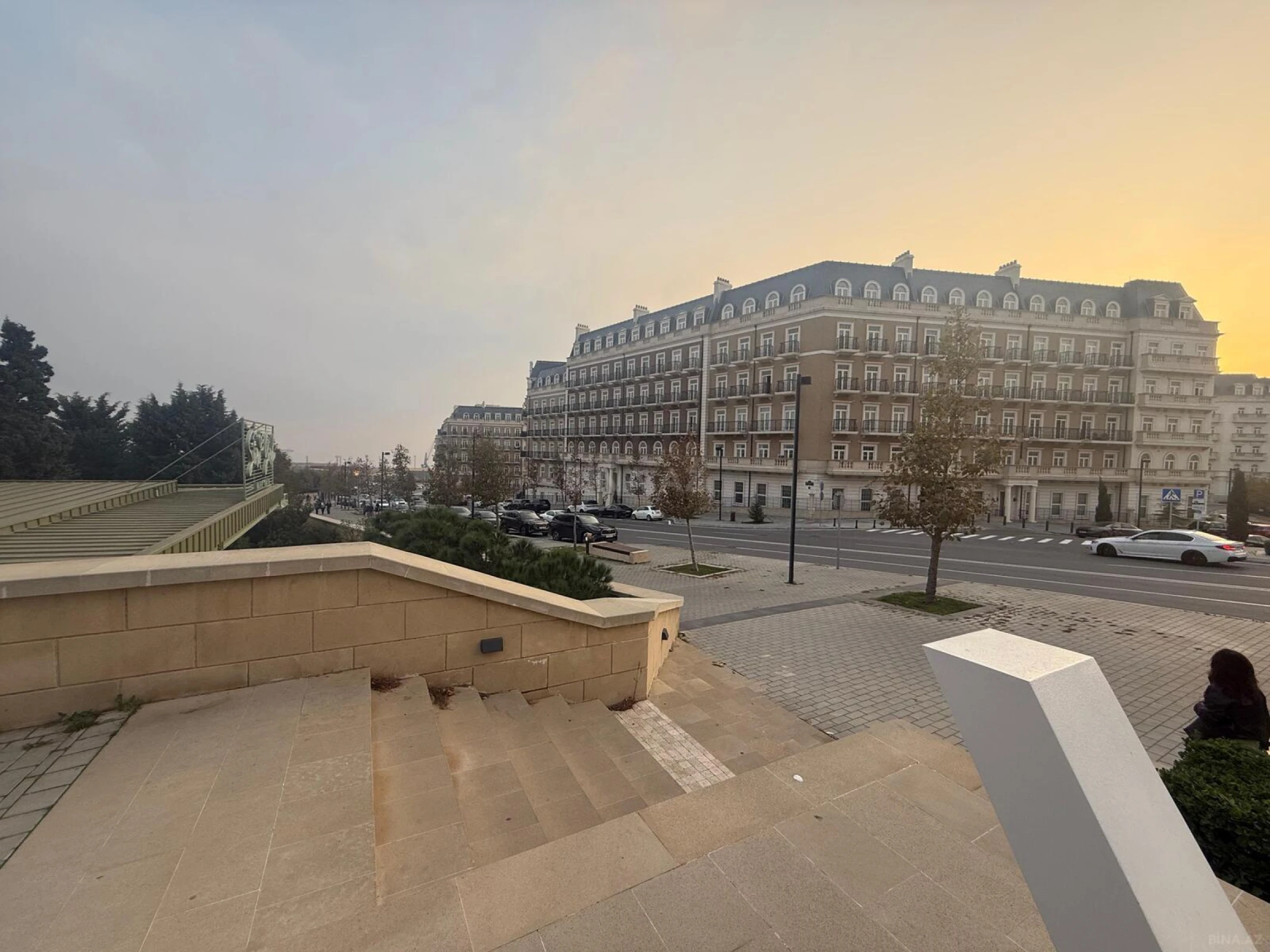 Satılır 4 otaqlı mənzil 174 m²