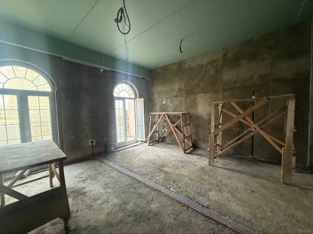 Satılır 4 otaqlı mənzil 174 m²