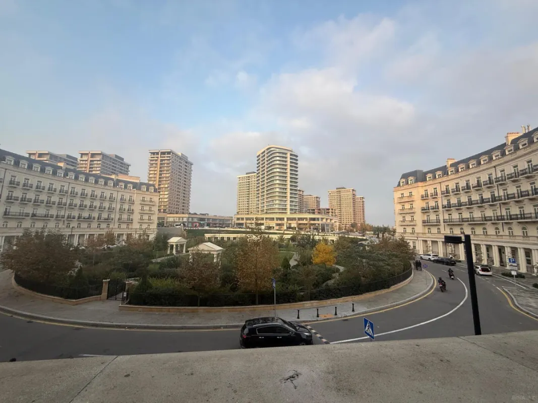 Satılır 4 otaqlı mənzil 174 m²