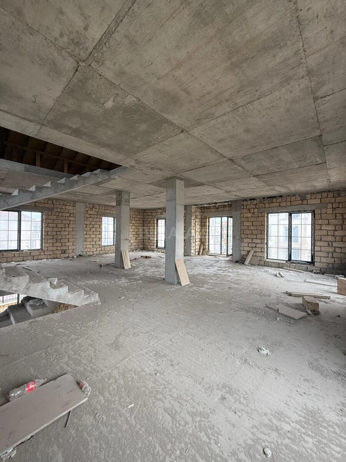Satılır 8 otaqlı həyət evi 345 m²