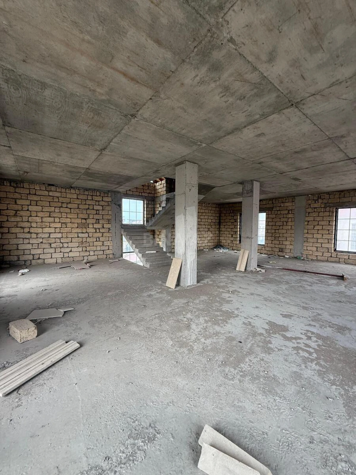 Satılır 8 otaqlı həyət evi 345 m²