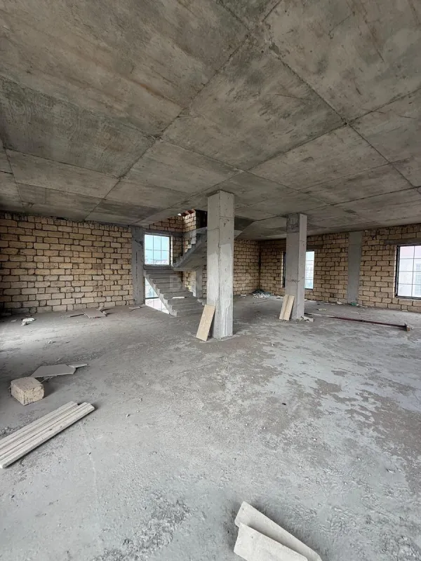 Satılır 8 otaqlı həyət evi 345 m²