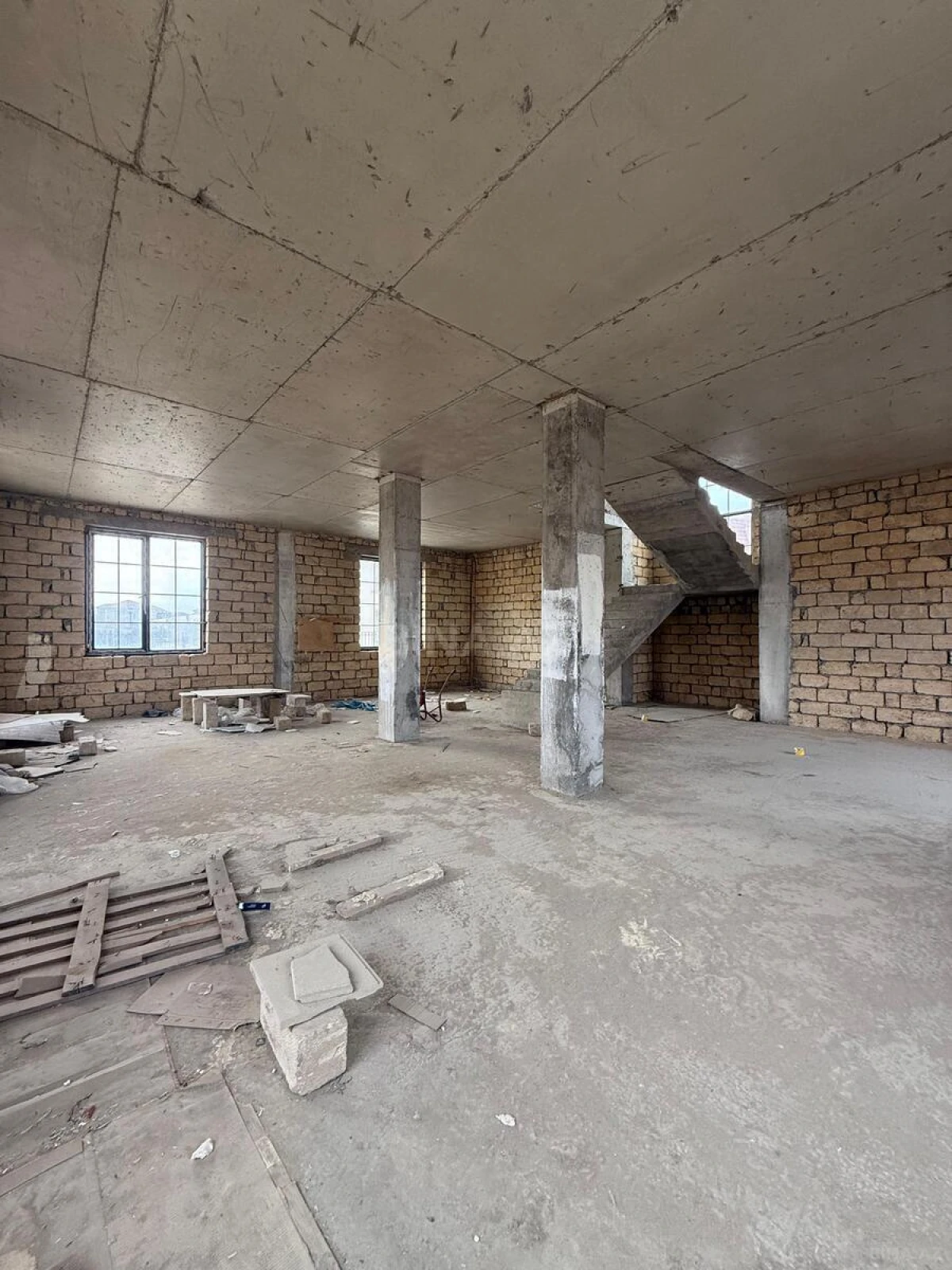 Satılır 8 otaqlı həyət evi 345 m²