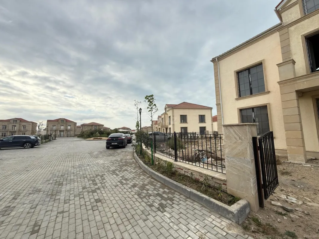 Satılır 8 otaqlı həyət evi 345 m²