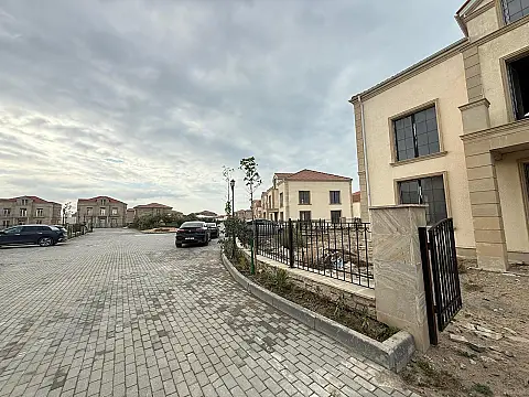 Satılır 8 otaqlı həyət evi 345 m²