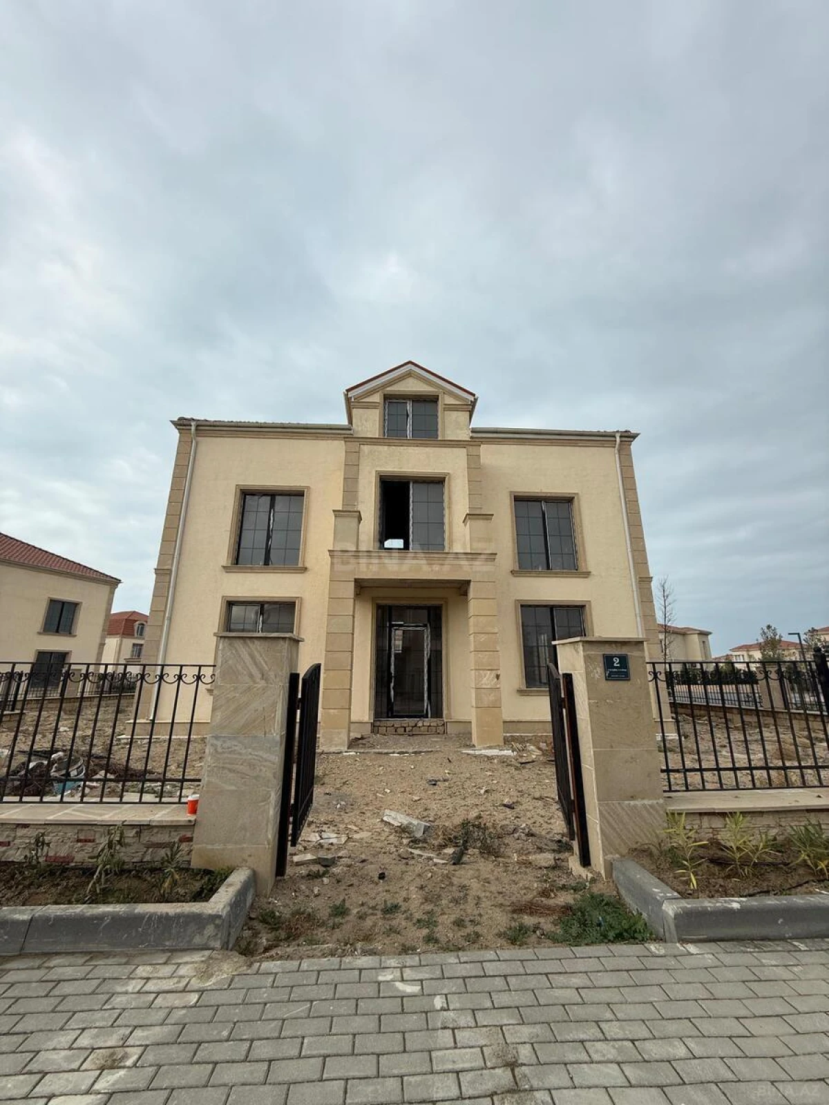 Satılır 8 otaqlı həyət evi 345 m²