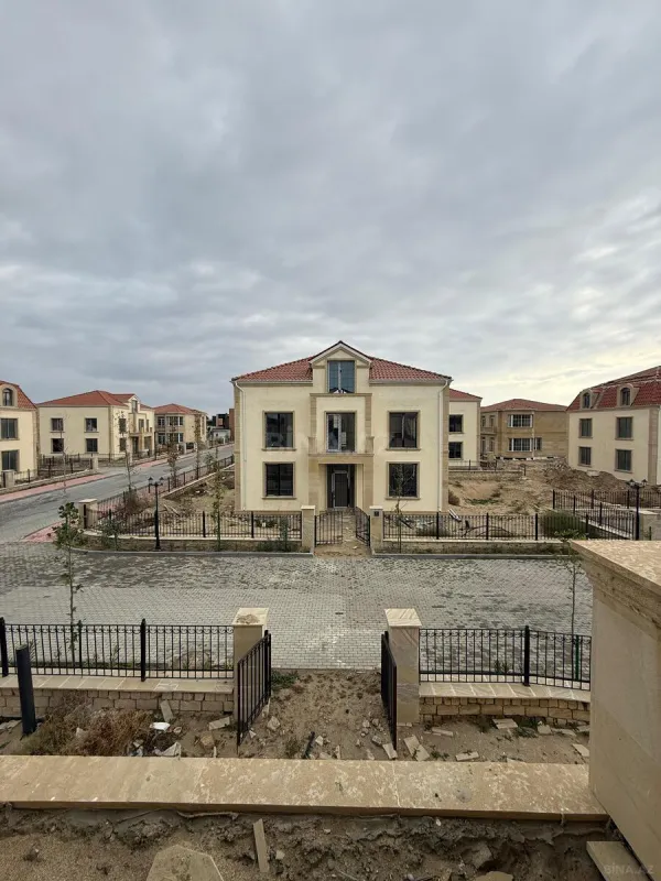Satılır 8 otaqlı həyət evi 345 m²