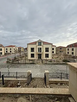Satılır 8 otaqlı həyət evi 345 m²