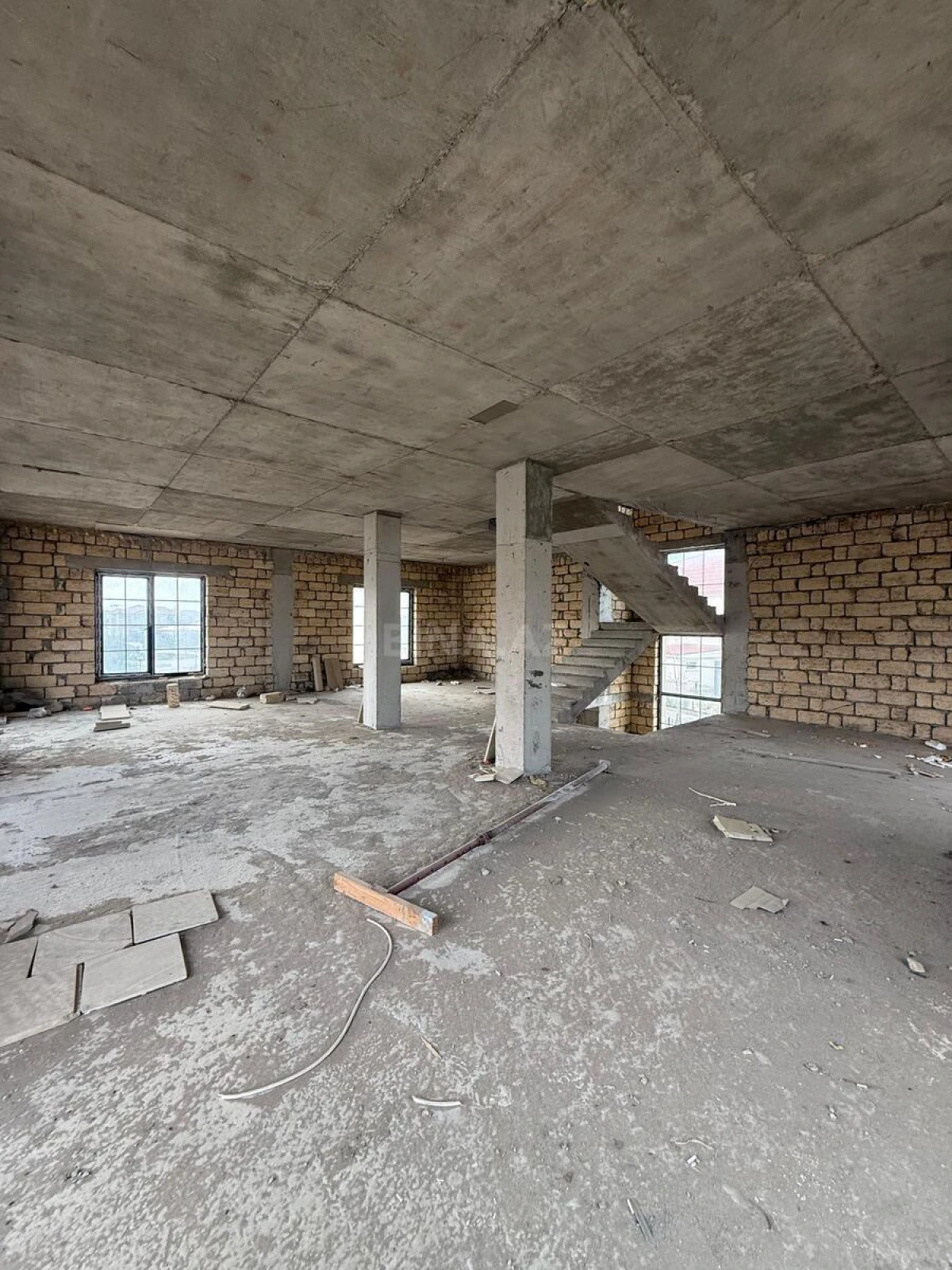 Satılır 8 otaqlı həyət evi 345 m²