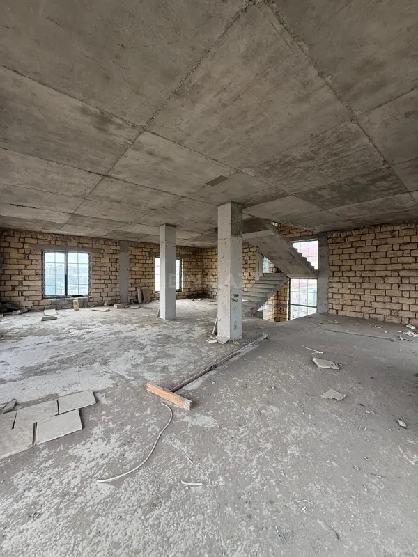 Satılır 8 otaqlı həyət evi 345 m²