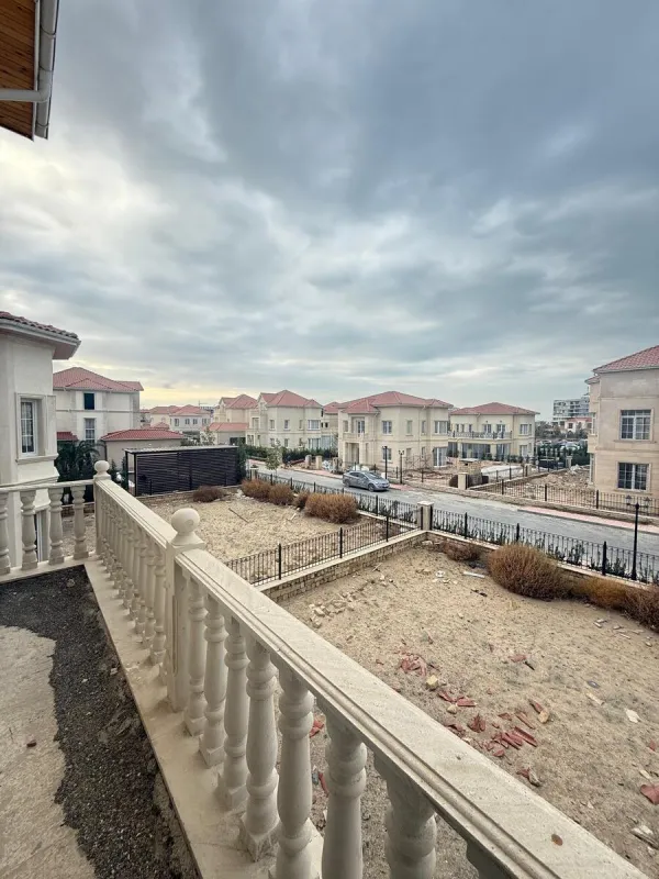 Satılır 8 otaqlı həyət evi 345 m²