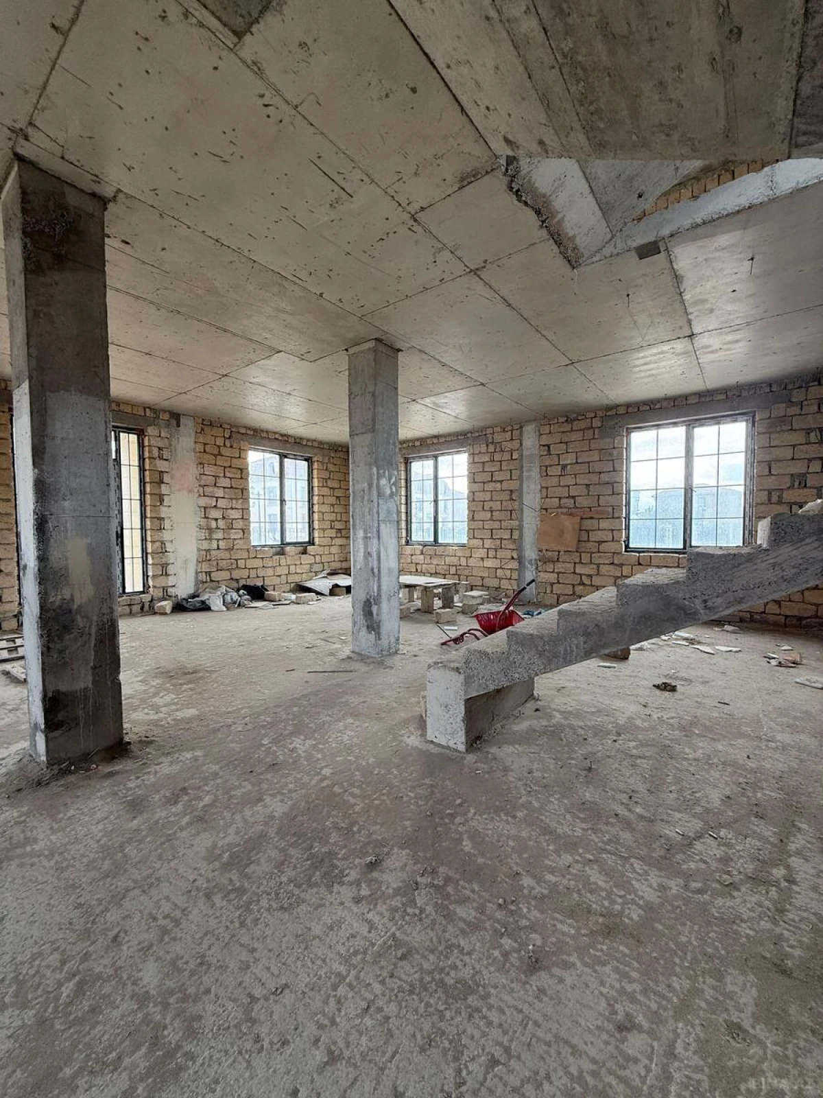 Satılır 8 otaqlı həyət evi 345 m²
