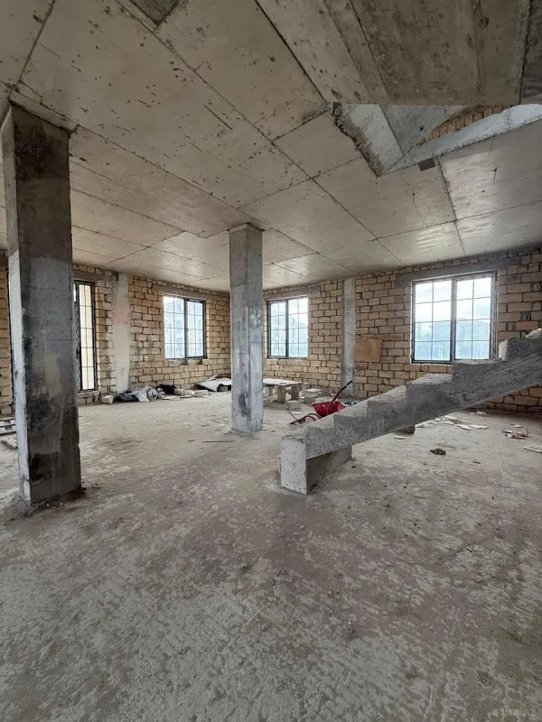 Satılır 8 otaqlı həyət evi 345 m²
