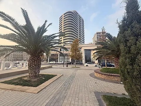 Satılır 4 otaqlı mənzil 220 m²
