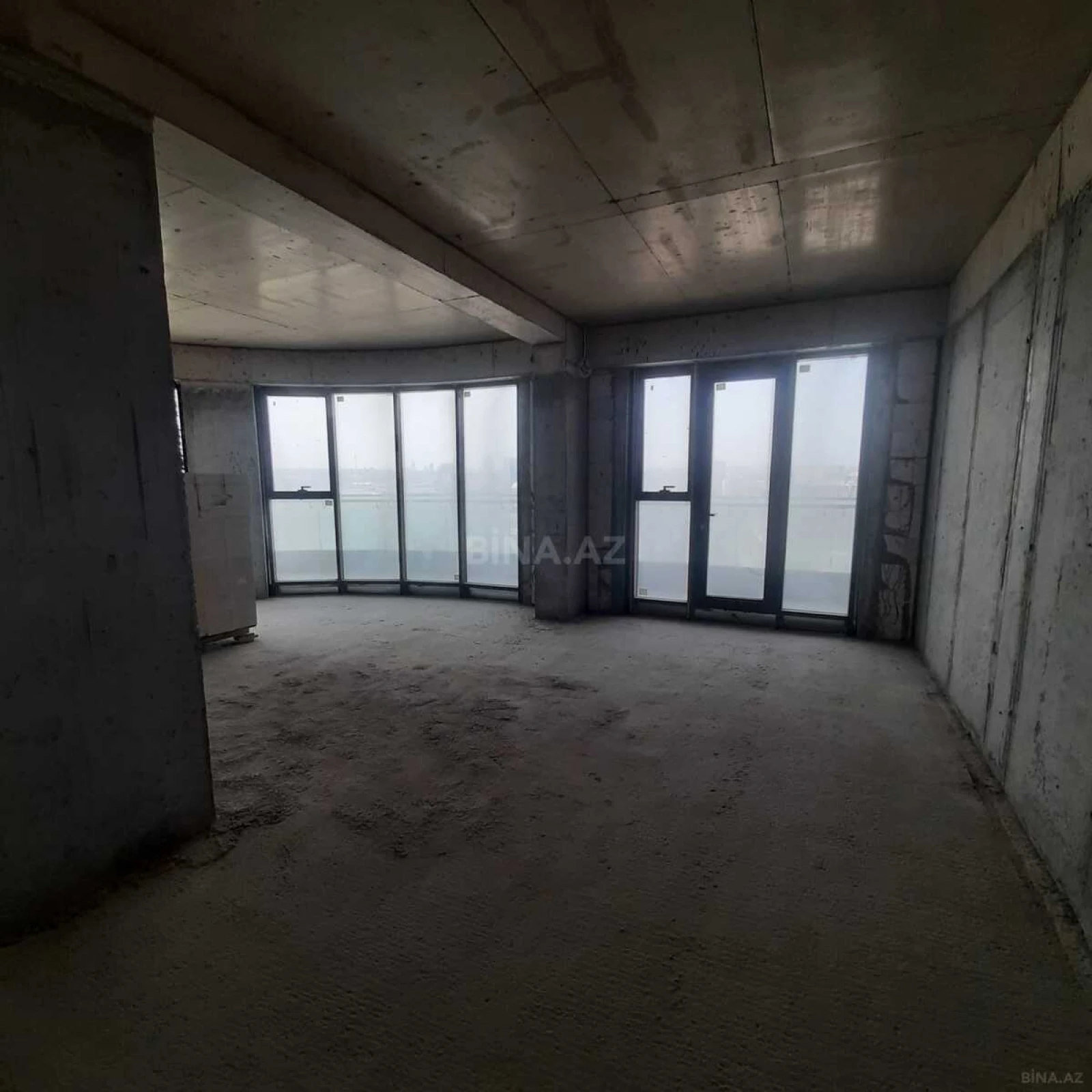 Satılır 4 otaqlı mənzil 220 m²