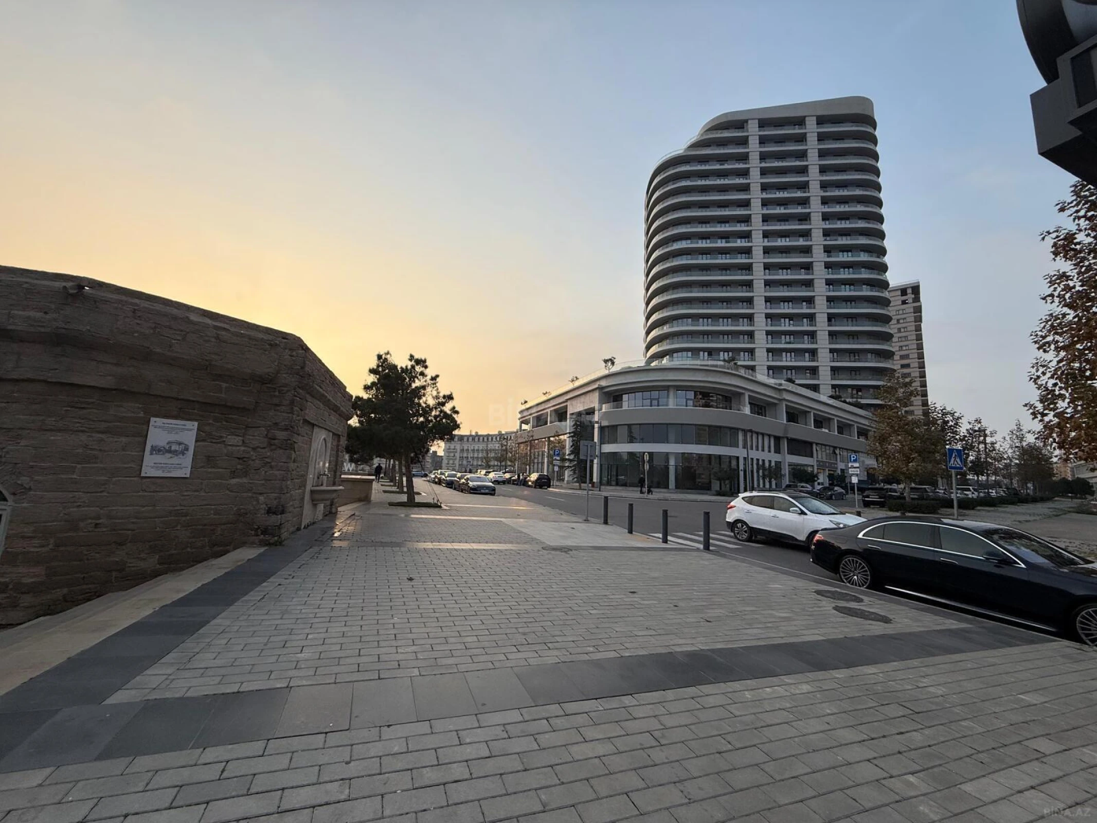 Satılır 4 otaqlı mənzil 220 m²