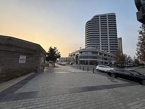 Satılır 4 otaqlı mənzil 220 m²