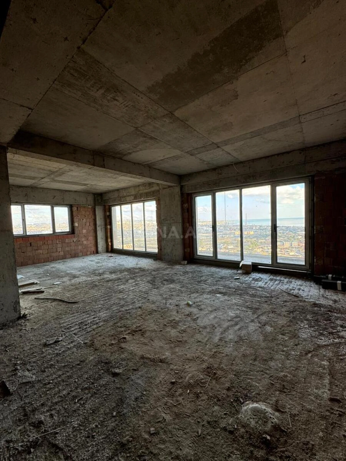 Satılır 4 otaqlı mənzil 220 m²